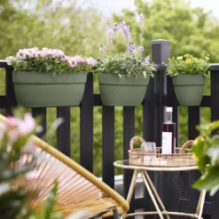 Elho Balkonbak Easy Hanger Vibia Campana Large - Pistachegroen 17 Elho Balkonbak Easy Hanger Vibia Campana Large - Pistachegroen -Boom Ziel Verkoop 8711904499808.in05