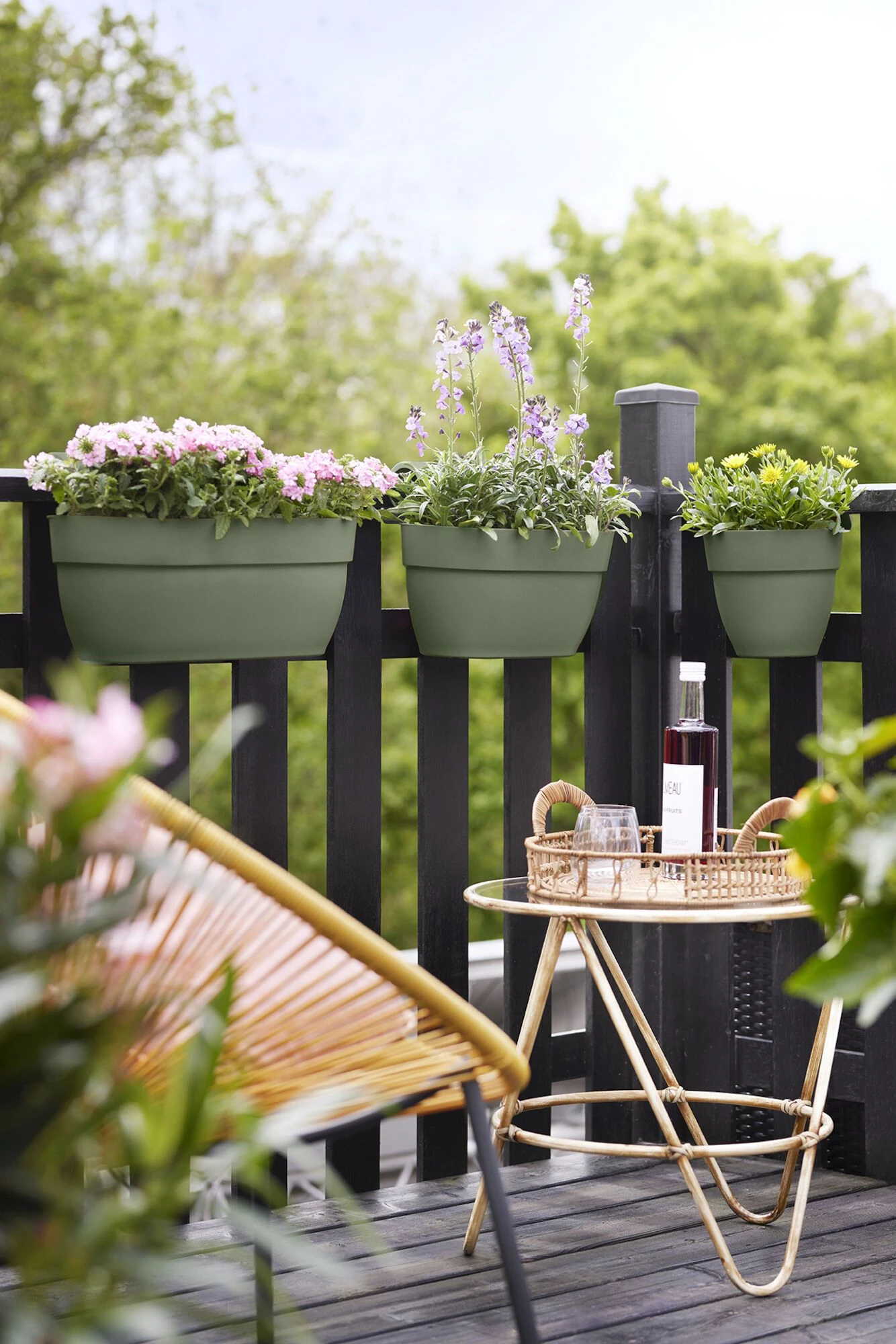 Elho Balkonbak Easy Hanger Vibia Campana Large - Pistachegroen 8 Elho Balkonbak Easy Hanger Vibia Campana Large - Pistachegroen - Afbeelding 8