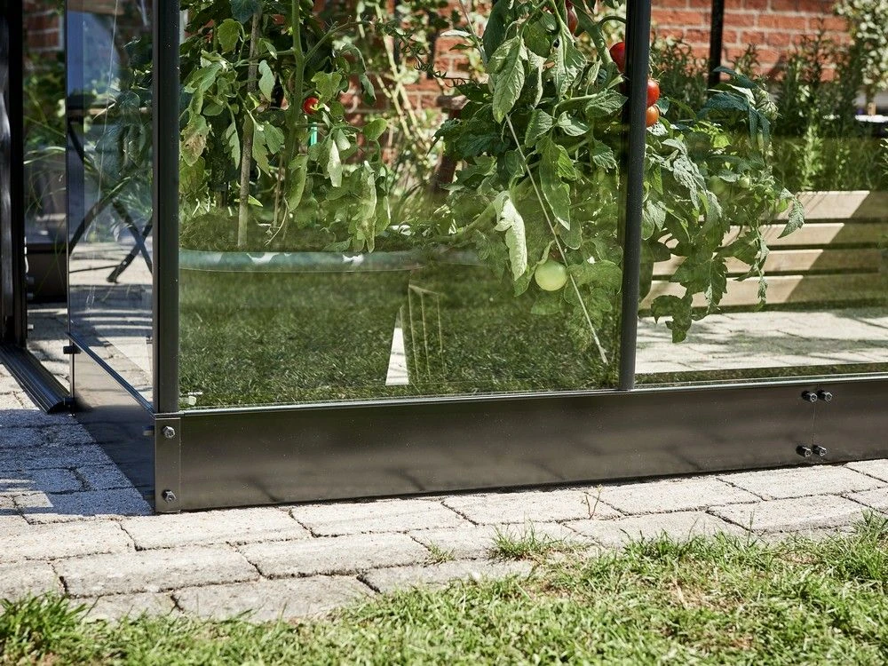 Halls Greenhouses Fundering Qube 106 - Zwart Gecoat 1 Halls Greenhouses Fundering Qube 106 - Zwart Gecoat